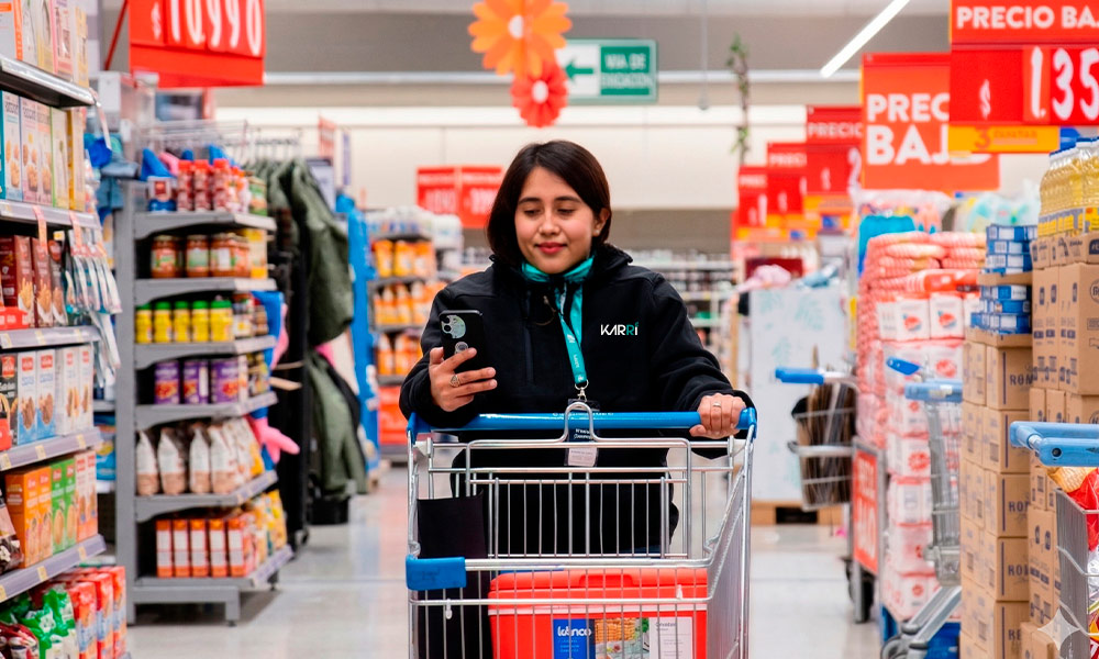 Shopper de supermercado en México preparando pedido para entrega de ecommerce con última milla